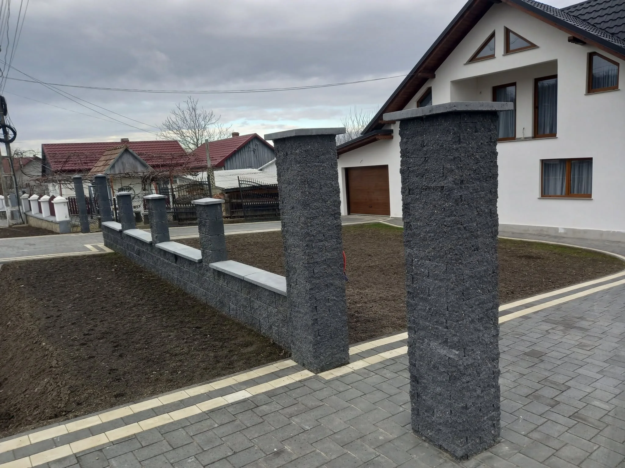 Fațadă placată cu elemente ornamentale