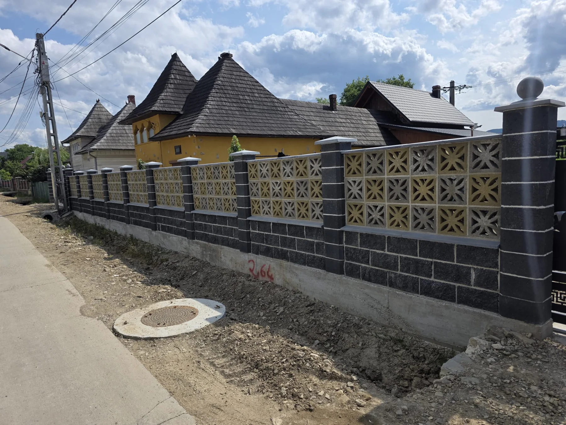 Gard complet cu elemente decorative și stâlpi antracit