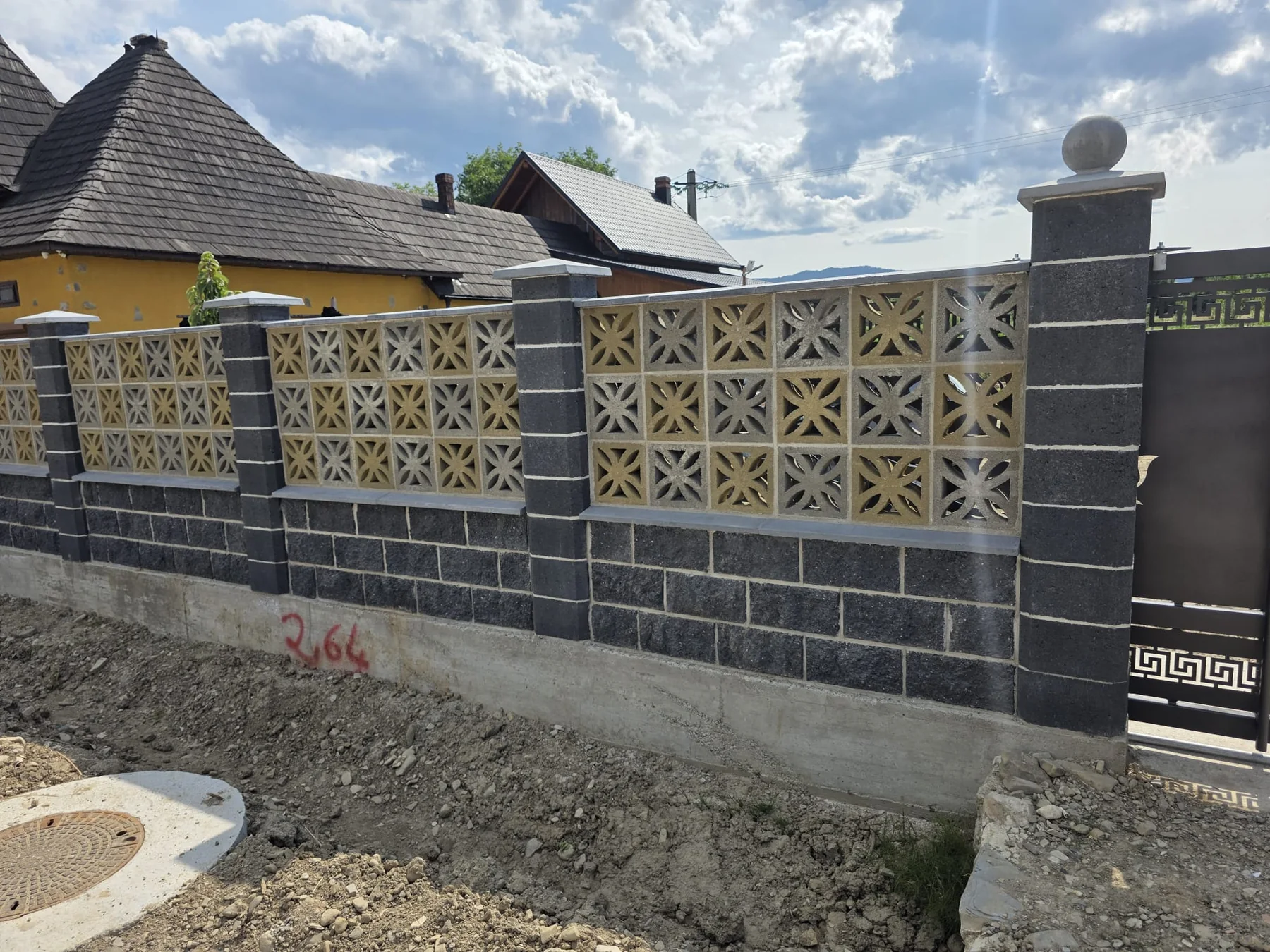 Gard decorativ văzut din perspectivă