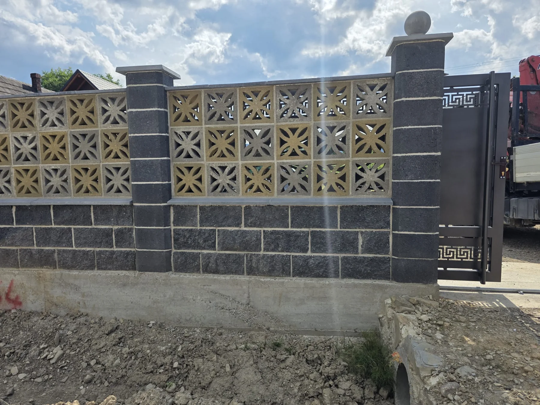 Gard cu elemente decorative din beton