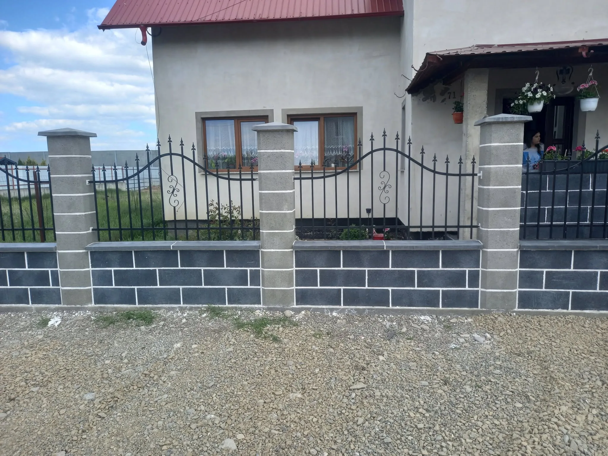 Gard modern realizat cu bolțari ornamentali